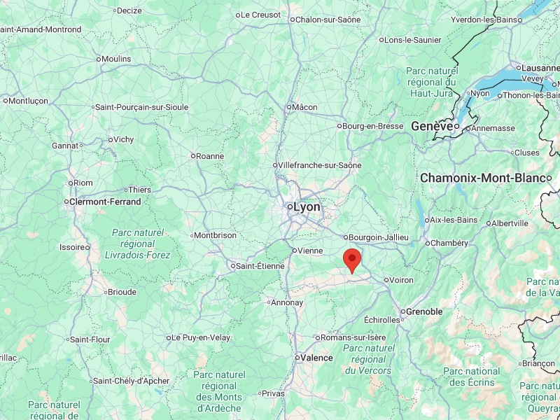 Carte de localisation Lyon Grenoble en Auvergne-Rhône-Alpes Carte du sud-est de la France avec un repère rouge situé entre Lyon et Grenoble, proche du parc naturel du Vercors.